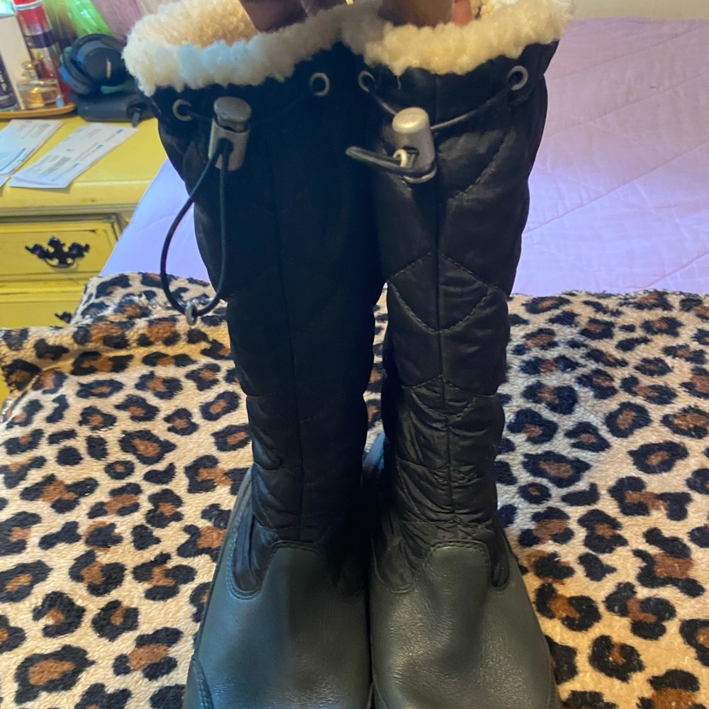 Black leather uggs boots with zipper in the rear!